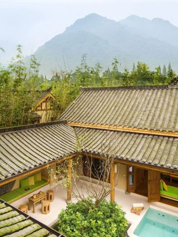 Villa mit Innenhof und Blick auf malerische Berge