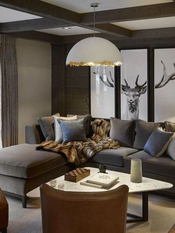 Luxuriöses Wohnzimmer mit bequemer Couch und stilvollen Dekorationen