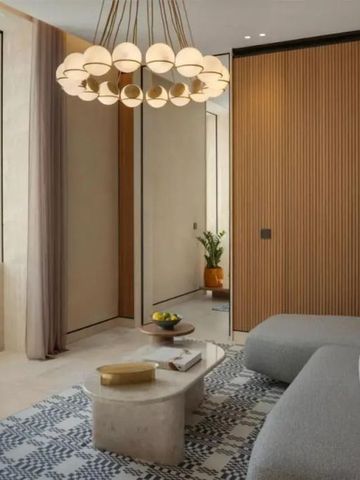 Eleganter Wohnbereich mit modernen Möbeln und Hängelampe