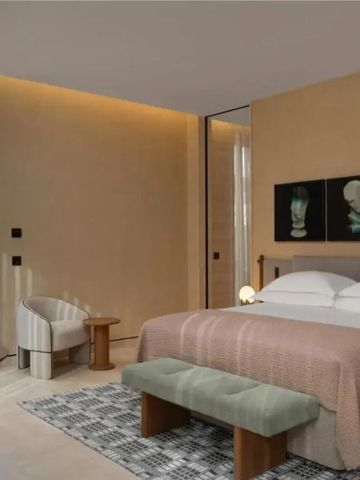 Helles Hotelzimmer mit großem Bett und moderner Einrichtung