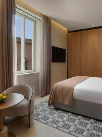 Helles Schlafzimmer mit großem Fenster und luxuriösen Details