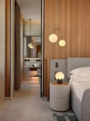 Designerzimmer mit modernen Annehmlichkeiten und Holzakzenten