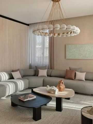 Elegantes Wohnzimmer mit modernem Sofa und stilvollem Kronleuchter.