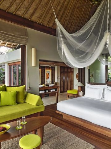 Luxuriöse Villa mit Himmelbett und heller Holzeinrichtung bei Six Senses Samui