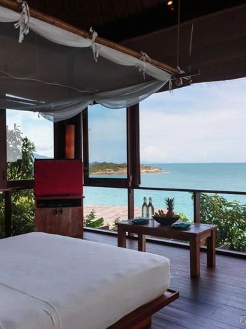 Schlafbereich mit Meerblick und eleganter Einrichtung bei Six Senses Samui