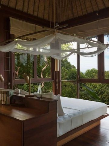 Villa mit großem Fenster und Waldansicht bei Six Senses Samui