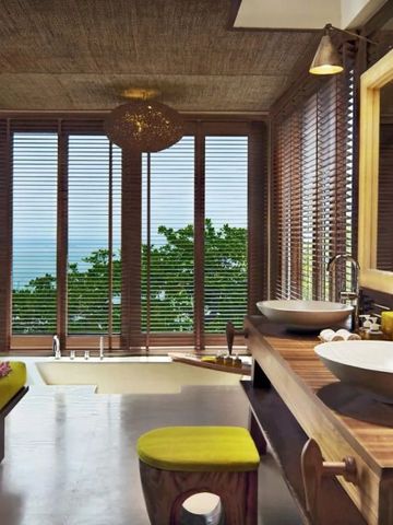 Luxuriöses Badezimmer mit Doppelwaschbecken und Aussicht aufs Meer