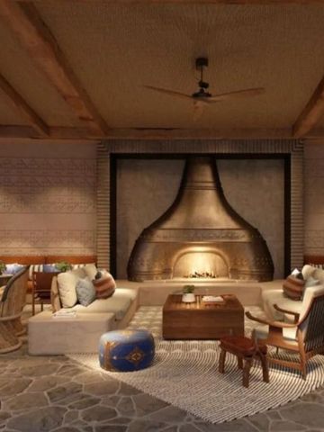 Gemütliche Lounge mit Kamin und eleganten Sitzmöbeln im rustikalen Design.