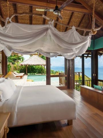 Geräumiges Schlafzimmer mit Himmelbett und privatem Pool mit Meerblick