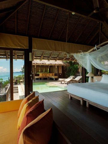 Komfortables Schlafzimmer mit Himmelbett und privatem Pool vor Meerblick