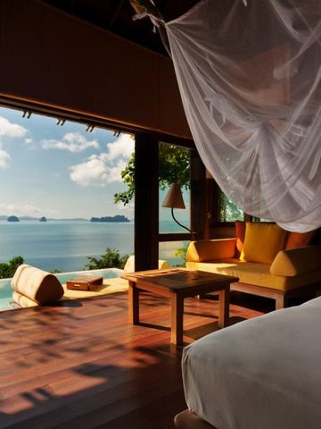 Luxusvilla mit offenem Wohnbereich und Blick auf das Meer und Pool