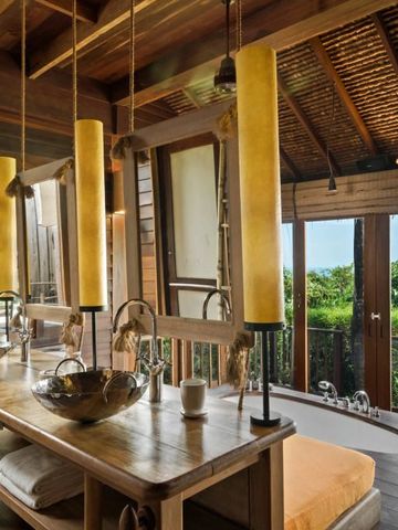 Luxuriöses Badezimmer mit Naturblick und doppelten Waschbecken in einer Villa