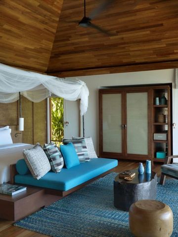 Luxuriöses Schlafzimmer mit Himmelbett und Holzakzenten