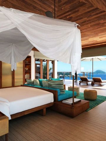 Geräumiges Schlafzimmer mit Himmelbett und Meerblick