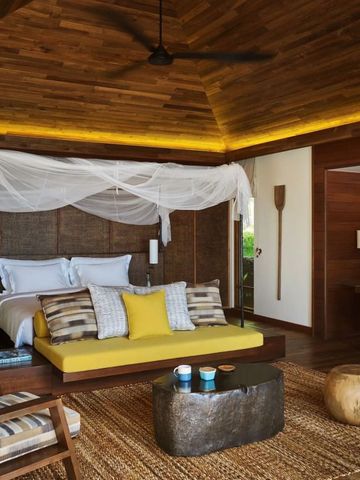 Holzdominiertes Schlafzimmer mit Sitzgelegenheit und Dekoration