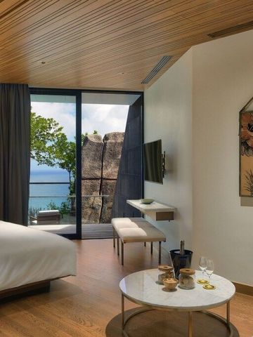 Modernes Schlafzimmer mit Blick auf das Meer und Felsformationen