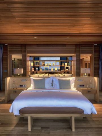 Geräumige Suite mit großem Bett und Holzelementen