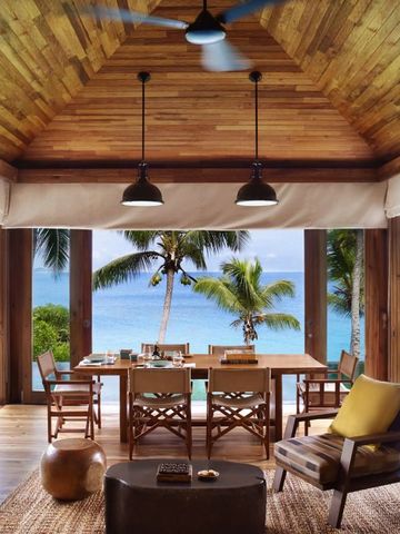 Offener Wohnbereich mit Holzmöbeln und Meerblick