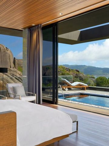 Luxus-Suite mit Panoramablick auf Meer und Felsen