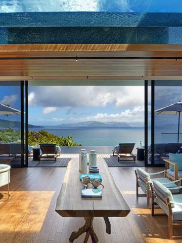 Lounge mit offenem Blick auf das Meer und moderne Einrichtung