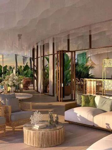 Luxuriöse Terrasse mit bequemen Sofas und Blick auf tropische Pflanzen.