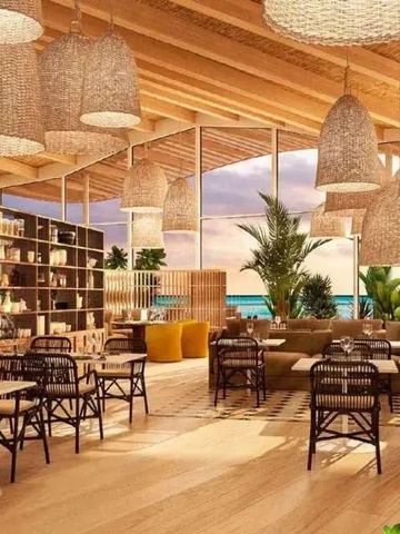 Elegantes Restaurant mit hängenden Lampen und Meerblick