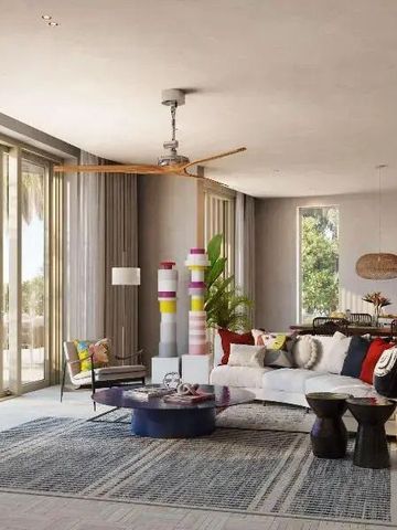 Helles Wohnzimmer mit Zugang zur Terrasse und Blick auf Palmen