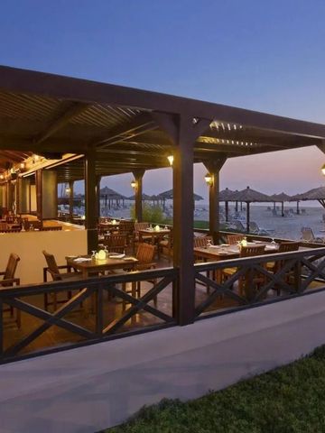 Restaurantterrasse am Abend mit Blick auf das Meer und gemütlicher Beleuchtung