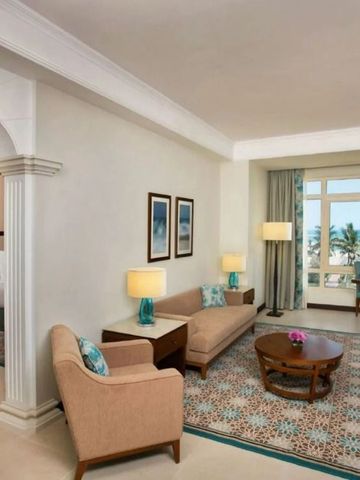 Elegantes Wohnzimmer in einer Suite mit Meerblick im Sofitel Al Hamra Beach Resort