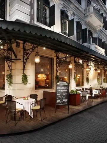 Charmante Außenterrasse eines Restaurants im Sofitel Legend Metropole Hanoi