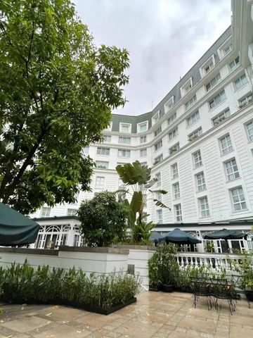 Innenhof des Sofitel Legend Metropole Hanoi mit üppiger Vegetation