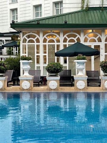 Poolbereich des Sofitel Legend Metropole Hanoi mit stilvollen Liegestühlen