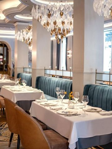 Luxuriöses Restaurant mit eleganter Tischdekoration und modernen Kronleuchtern
