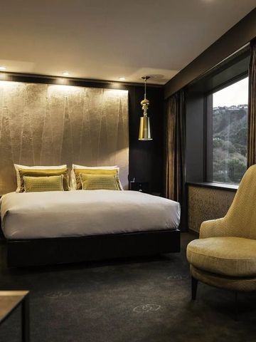 Luxuriöses Hotelzimmer mit Kingsize-Bett elegantem Dekor und großem Fenster