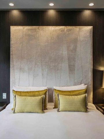 Elegant dekoriertes Bett mit goldenen Akzenten im Sofitel Wellington