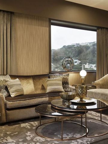 Gemütliche Lounge mit stilvollen Möbeln und Aussicht im Sofitel Wellington