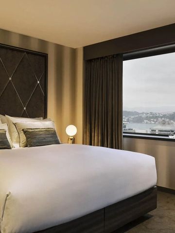 Modernes Hotelzimmer mit Blick auf die Stadt in elegantem Design.