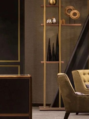 Elegante Hotellounge mit stilvollen Möbeln und goldenen Akzenten