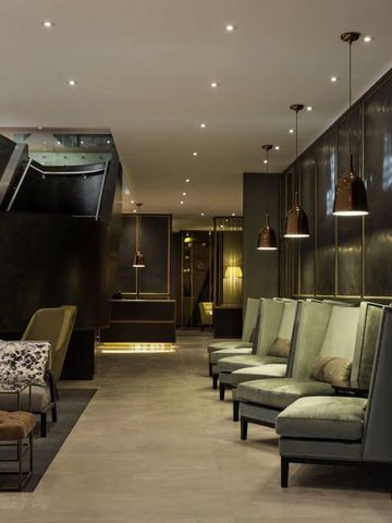 Elegante Hotellobby mit modernem Design und bequemen Sitzmöglichkeiten