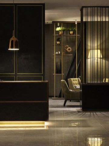 Modern eingerichteter Bereich mit eleganter Beleuchtung und Pflanzenakzenten