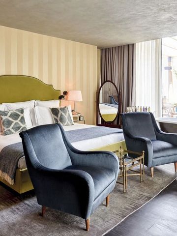 Großzügiges Zimmer mit bequemen Sesseln und stilvoller Inneneinrichtung