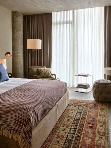 Geräumiges Hotelzimmer mit Kingsize-Bett und rustikalem Dekor