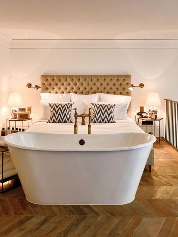 Freistehende Badewanne in einem stilvollen Schlafzimmer