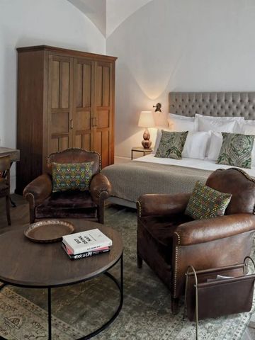 Gemütliche Suite mit bequemen Sesseln und Schreibtisch