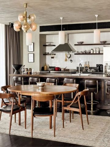 Luxuriöser Essbereich mit Holzstühlen und offener Küche im Soho House Istanbul