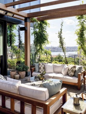 Charmante Terrasse mit Holzmöbeln und Blick auf Istanbul