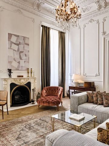 Stilvolles Wohnzimmer mit Kamin und eleganter Einrichtung