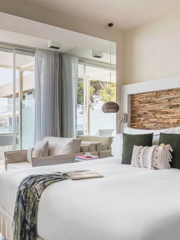 Geräumiges Hotelzimmer mit Meerblick und stilvoller Dekoration