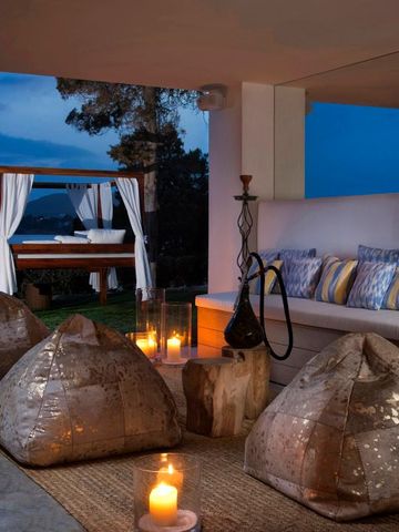 Gemütliche Terrasse mit Loungebereich und abendlicher Beleuchtung