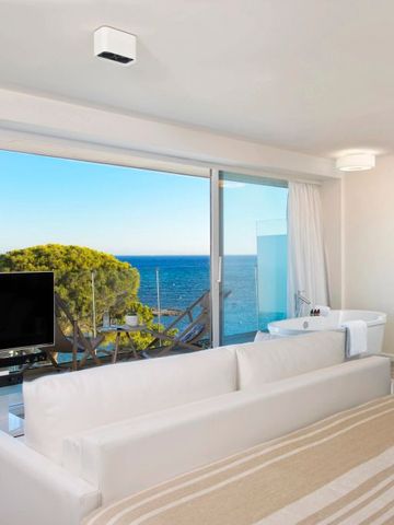 Zimmer mit Meerblick und freistehender Badewanne.